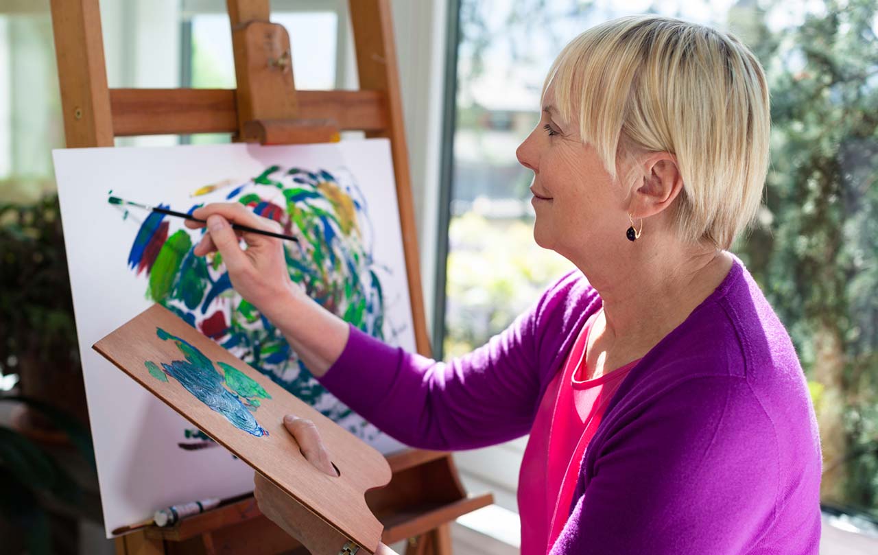 woman in art therapy